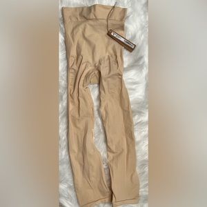 Skim Seamless sculpt cropped high rise short/ Sz S/ beige